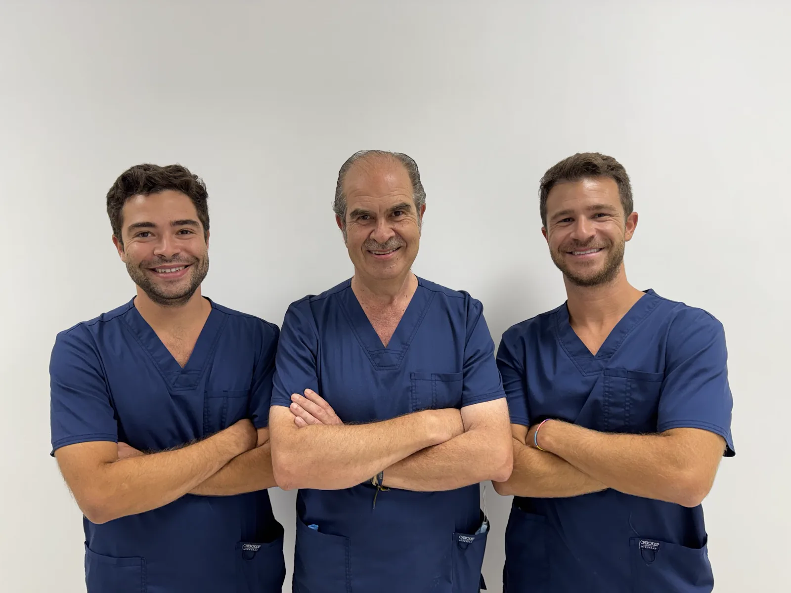 El Dr. Carlos Guillén Rodríguez junto a los doctores Carlos y Manuel Guillén Padilla
