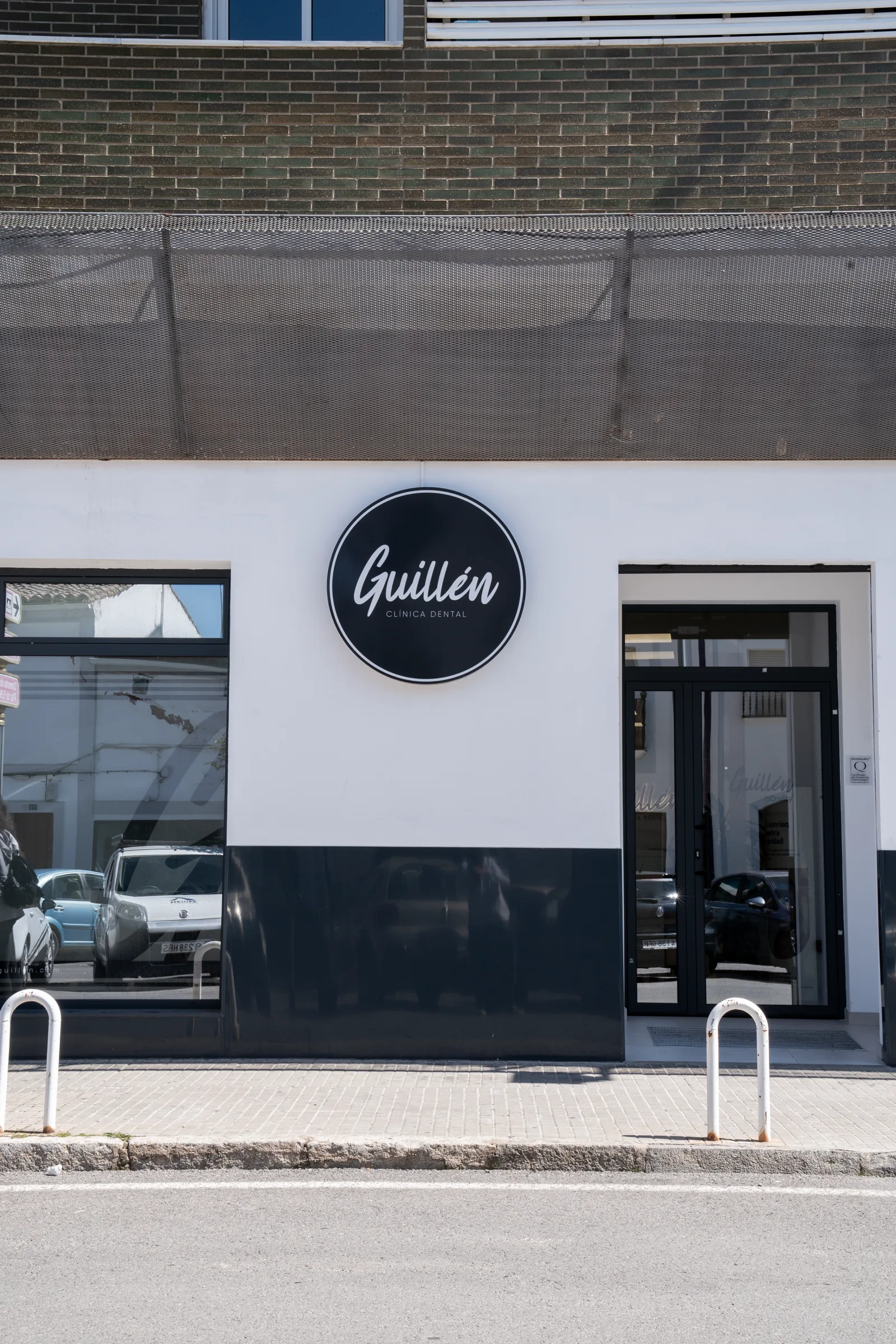 Fachada de Clínica Dental Guillén en la calle López Asme de Zafra